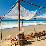 Serena Villa Pomos