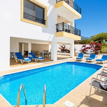 Serena Villa Pomos