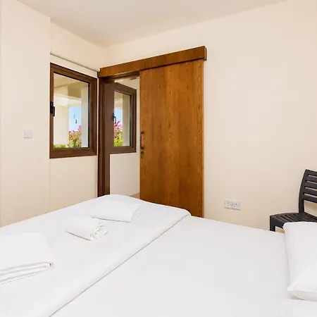 Serena Villa Pomos
